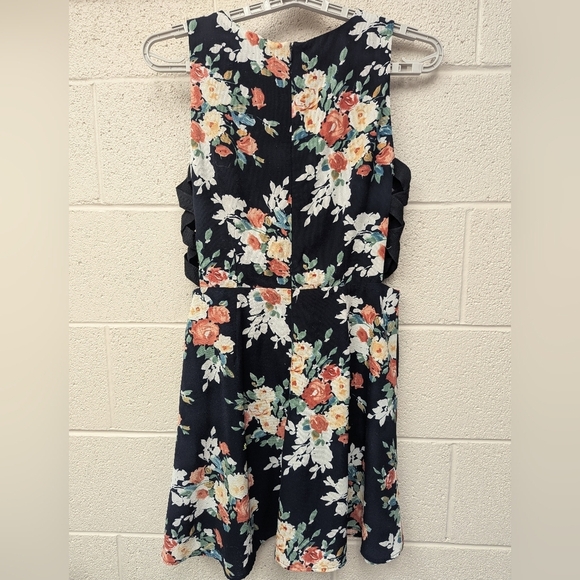 Love Riche Small Floral Sleeveless Dress Lattice Sides - Picture 2 of 14